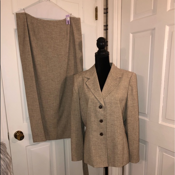 LeSuit Womenβs 2 Piece Suit - Picture 3 of 8